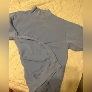Aerie turtle neck sweatshirt with pockets